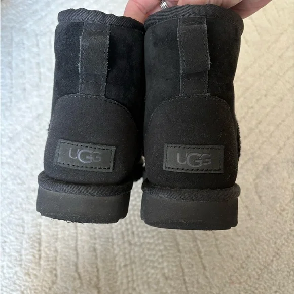 Black UGG Classic Mini ll Boot / practically new condition - Picture 3 of 4